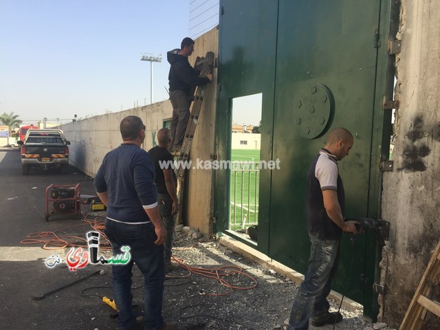     فيديو: تركيب الشباك والبوابات في الملعب الشرقي ورمزي بدير يصرح  مجتمعنا يعشق النقد الاعمى ولا ينظرون الى الانجاز كإنجاز ...  